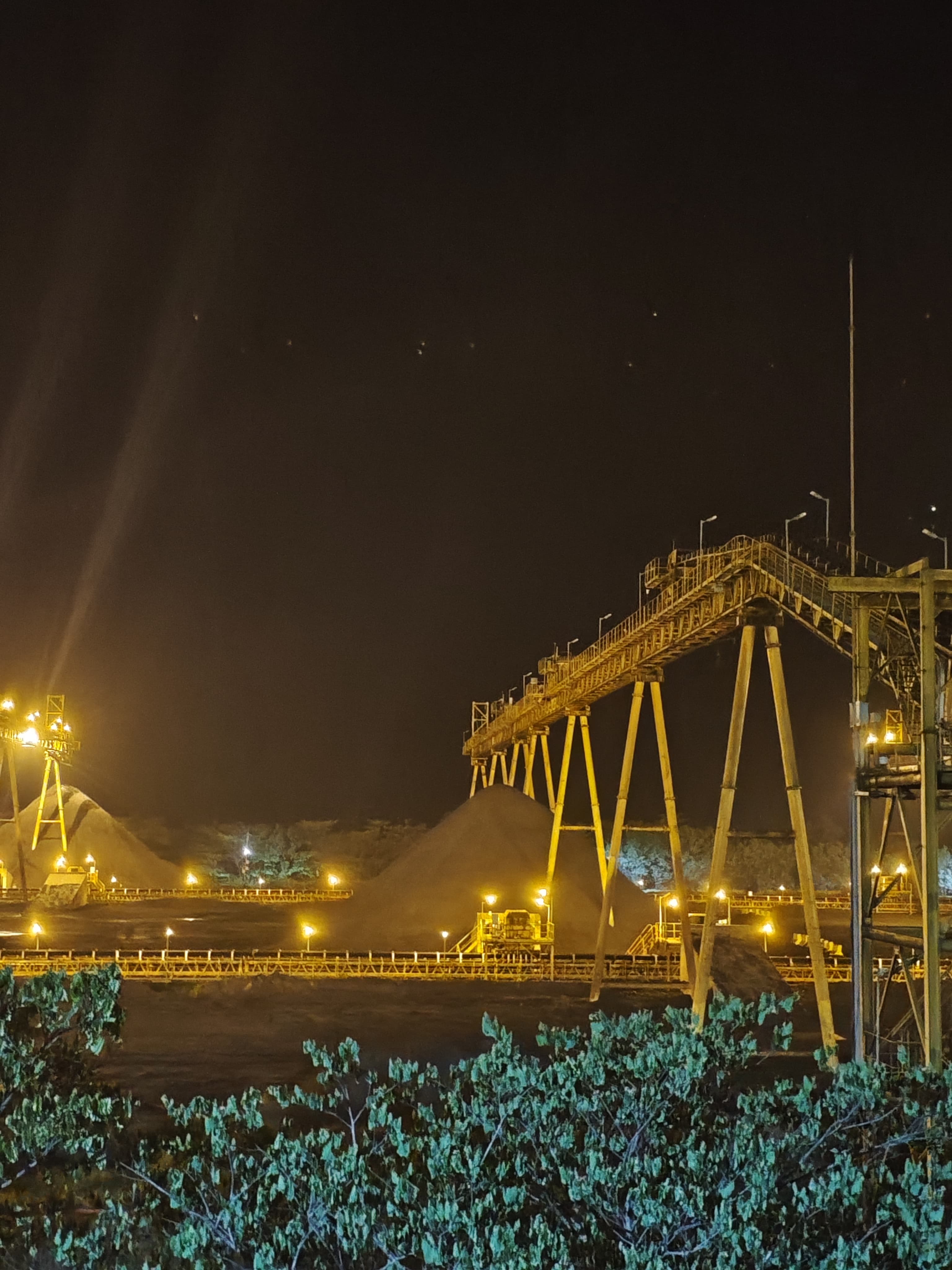 Pemandangan Senja di Kompleks Stockpile dan Konveyor Batubara