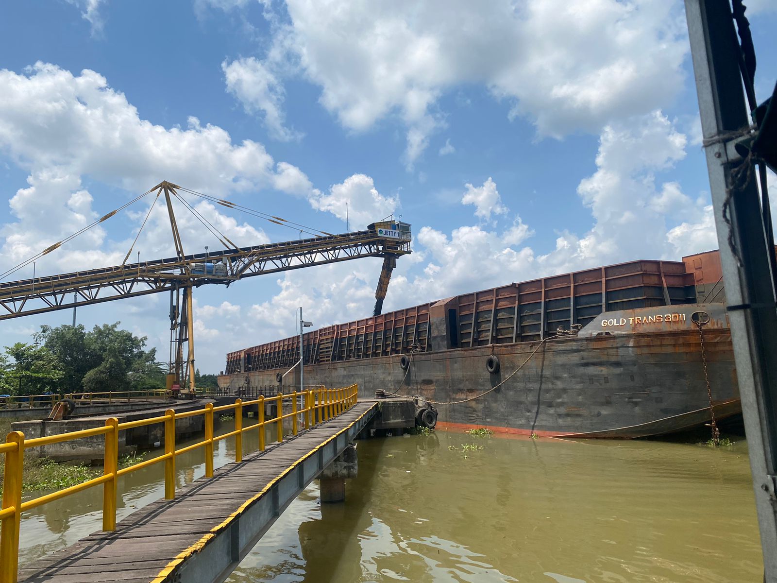 Proses Loading Batubara ke Tongkang di Dermaga Jetty